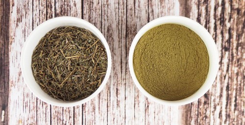 Common thyme, thymus vulgaris, herb in a bowl, powder in a bowl